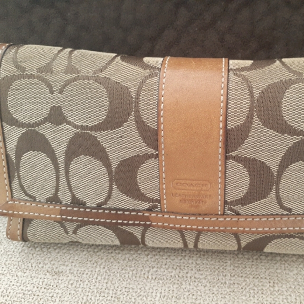 Coach Wallet In Signature C - Picture 2 of 9